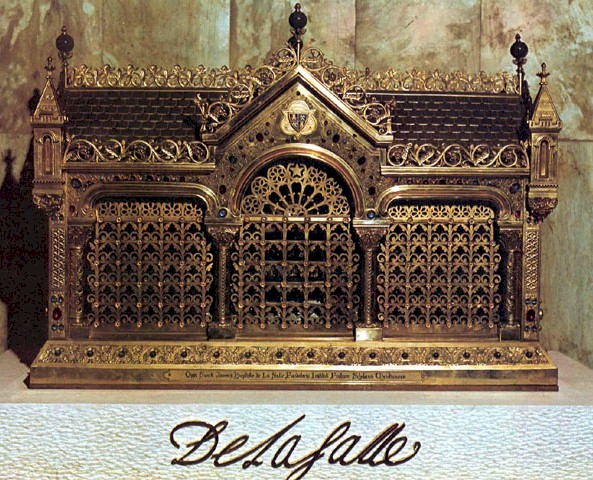 Roma, Casa Generalicia—Urna, que contiene las Reliquias de San Juan Bta. DE LA SALLE. Después de reposar 187 años en Rouen y 31 en Lembecq-lez-Hal (Belgica), llegaron a Roma el 24 de enero de 1937. Fueron acogidas en la capilla actual, recientemente terminada por aquel entonces, con gran solemnidad.
