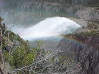 Chorro del vertedero- presa hidroelectrica futaleufu