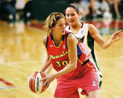 Sue Bird guarding Anna De Forge