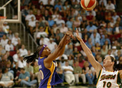 Sue Bird trying to block Williams