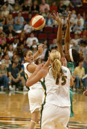 Sue Bird passes the ball to Lauren Jackson