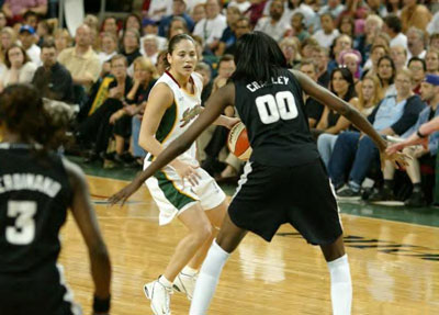 Sue Bird being guarded by Crawley