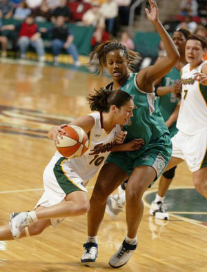 Sue Bird drives against Tamika Williams