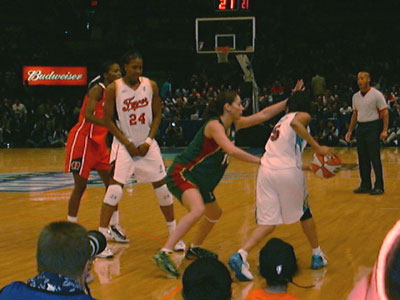Sue guarding Dawn Staley