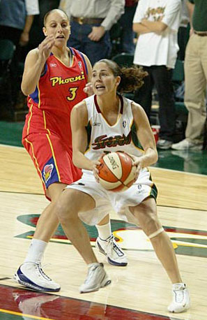Sue Bird guarded by Diana Taurasi