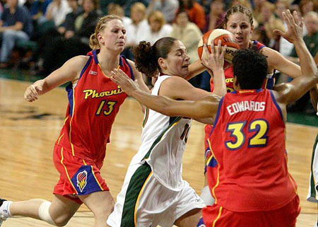 Sue Bird drives through 3 defenders