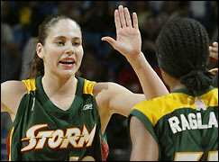 Sue Bird high five with Felicia Ragland