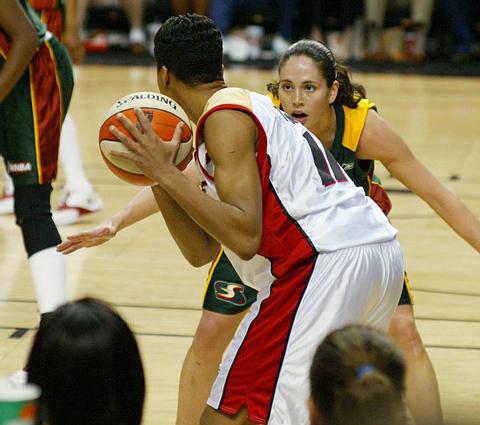 Sue Bird Guarding Stacy Thomas