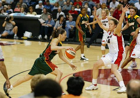 Sue Bird Penetrates against Fokl