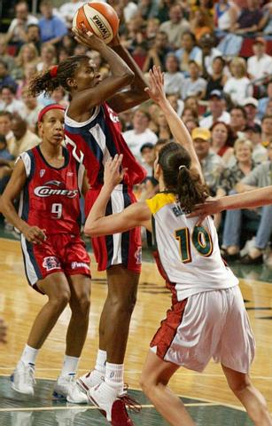 Sue Bird Guards Sheryl Swoopes