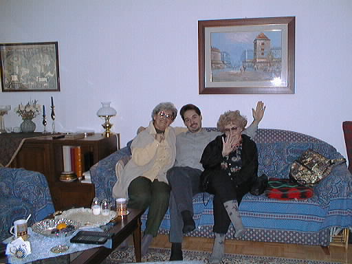 MamaEbbeTom02.jpg (42728 bytes)