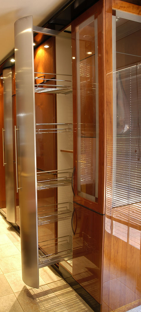 Curved aluminium and stainless steel pullout