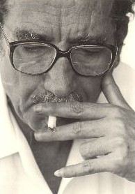 No es que muera de amor, muero de ti. 
Muero de ti, amor, de amor de ti, 
de urgencia ma de mi piel de ti, 
de mi alma de ti y de mi boca 
y del insoportable que yo soy sin ti. 

Morimos en mi cuarto en que estoy solo, 
en mi cama en que faltas, 
en la calle donde mi brazo va vaco, 
en el cine y los parques, los tranvas, 
los lugares donde mi hombro acostumbra tu cabeza 
y mi mano tu mano 
y todo yo te s como yo mismo. 

Nos morimos, amor, muero en tu vientre 
que no muerdo ni beso, 
en tus muslos dulcsimos y vivos, 
en tu carne sin fin, muero de mscaras, 
de tringulos obscuros e incesantes. 
Muero de mi cuerpo y de tu cuerpo, 
de nuestra muerte, amor, muero, morimos.