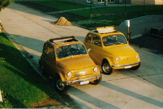 Fiat 500 L van FieSupermie (links) en de 500 D van Senor Pips (rechts).  De 500 D werd eigenhandig opgemaakt en rijdt met een 126 motor!