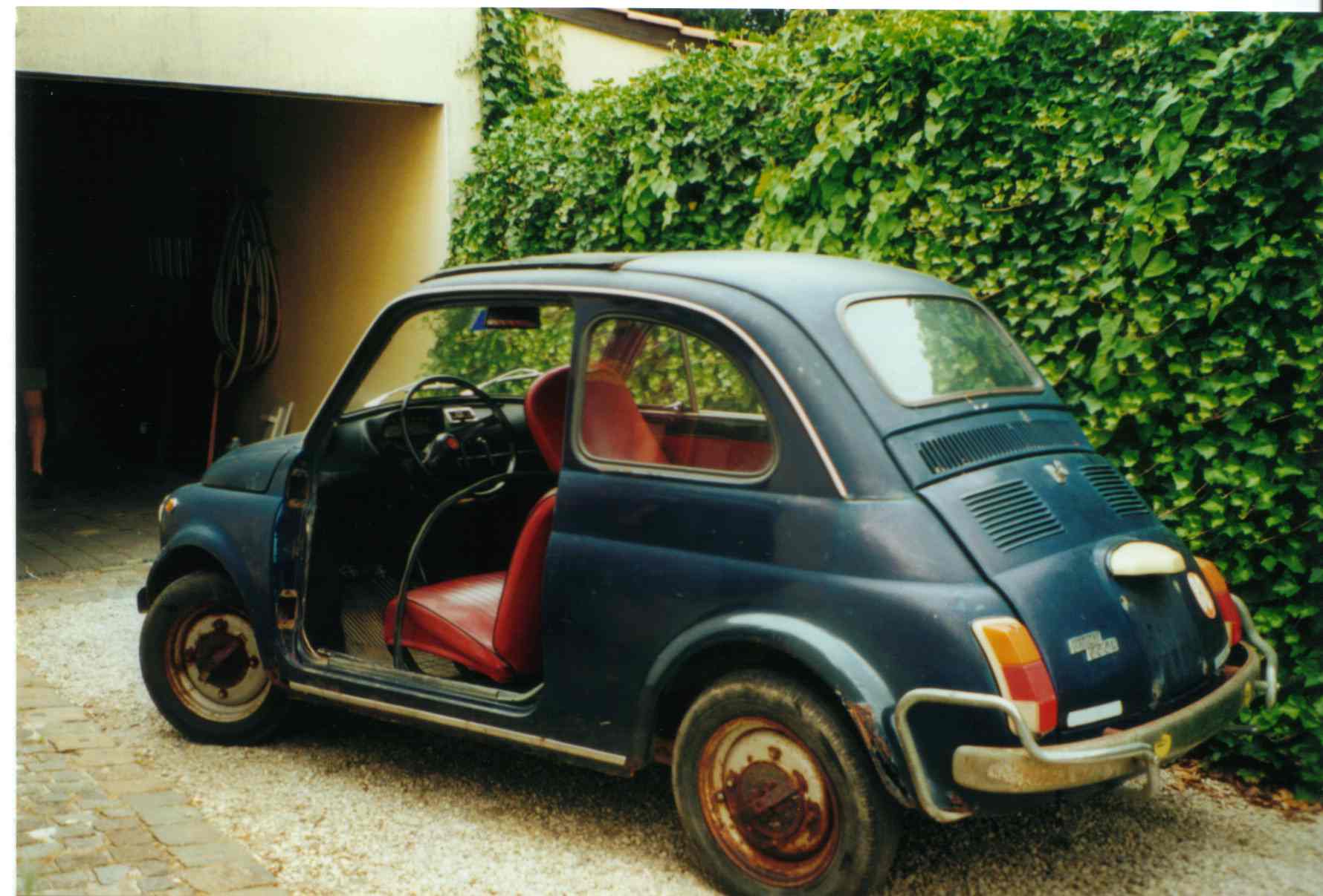 500 L rechtstreeks uit Itali gemporteerd, maar te verroest om iets van te maken...  Volgens de Italiaanse eigenaars had de hond de neiging om stevig te plassen tegen de wagen.