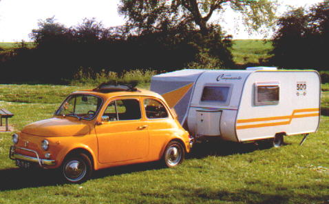 De 500 L van Hans uit Nijmegen met custom caravan!  9 maanden heeft hij er aan gewerkt.  De fiat is van '72, de caravan van '99.