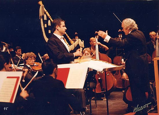 Concierto del Da de Asturias en el Teatro Campoamor de Oviedo, en 1993. El maestro Antn Garca Abril dirige a la orquesta y a Alberto Varillas, a la gaita