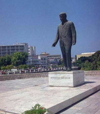 [Denkmal auf Lenin, pardon Venizelos, den Verderber Griechenlands, um den ein hnlicher Heldenkult veranstaltet wird wie um den sowjetischen Revolutionsfhrer]