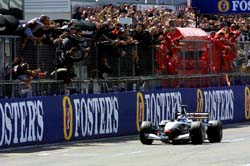 McLaren team cheer Mika home 