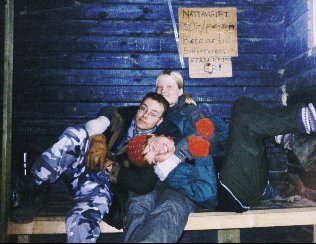 Min� taas, hyv�ss� seurassa... harmi ett� vain kuvan ajan. Laiturin vieress� on pieni vaja, jossa uinuimme, kuva sielt�