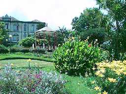 Jardim e antigo hospital