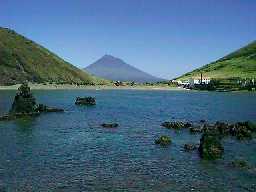 Vista do Pico entre os Montes Queimado e da Guia