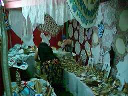 Tenda de artesanato no Largo do Infante