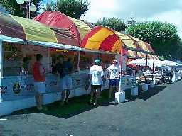 Tenda de comes e bebes no Cais de St� Cruz