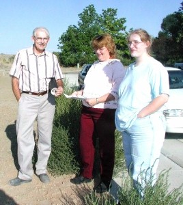 Homeowners look over lots and plans with Building Chief