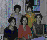 Sra. Nancy Rodriguez (Voluntaria), Sra, Estilita de Canoso (Tesorera), Sra. Silvia de Hernandez (Voluntaria), Sra. Moyra de Roversi (Presidenta), Sra. Cristina de Roversi (Secretaria)
