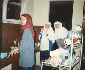 Kerja bakti di tempat cuci piring