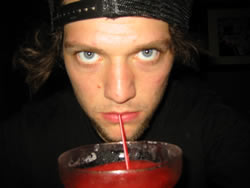 hott, hott, hott picture. look at his eyes! squee! *drools* i wish i was that drink. *.*
