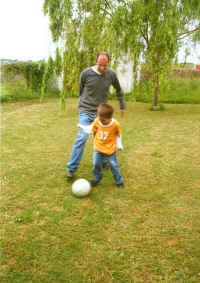 978-34-Agu-futbol.jpg (73275 bytes)