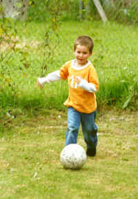 979-02-Agu-futbol.jpg (64927 bytes)