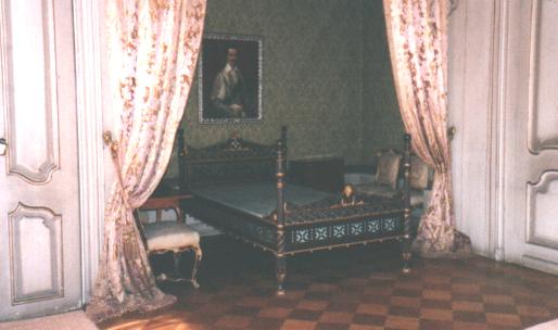 bedroom.jpg (23357 bytes)