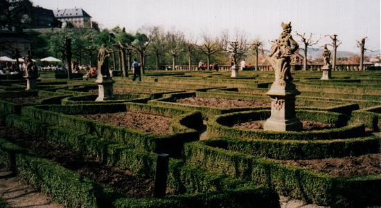 residence_garden.jpg (40985 bytes)