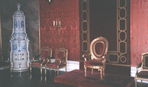 throne.jpg (21219 bytes)
