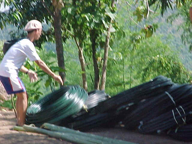 Unloading the pipes.jpg (77141 bytes)