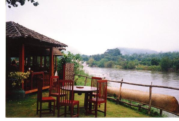dining place.jpg (38224 bytes)