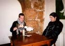 Alfredo y Empo jugando a las cartas en el bar Classics