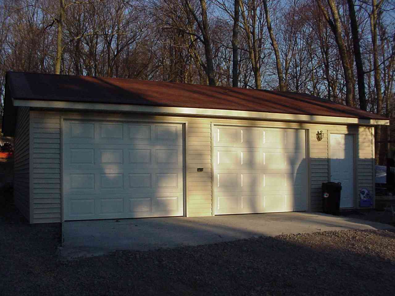 garage1c.JPG (84432 bytes)