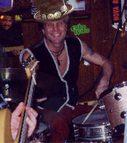 Steven Adler in Slash's hat