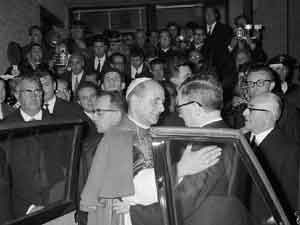 Pablo VI despidiéndose del beato Josemaría 