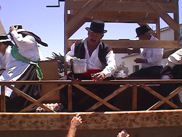 SIRVIENDO VINO