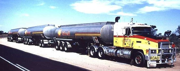 roadtrain.jpg (44281 bytes)