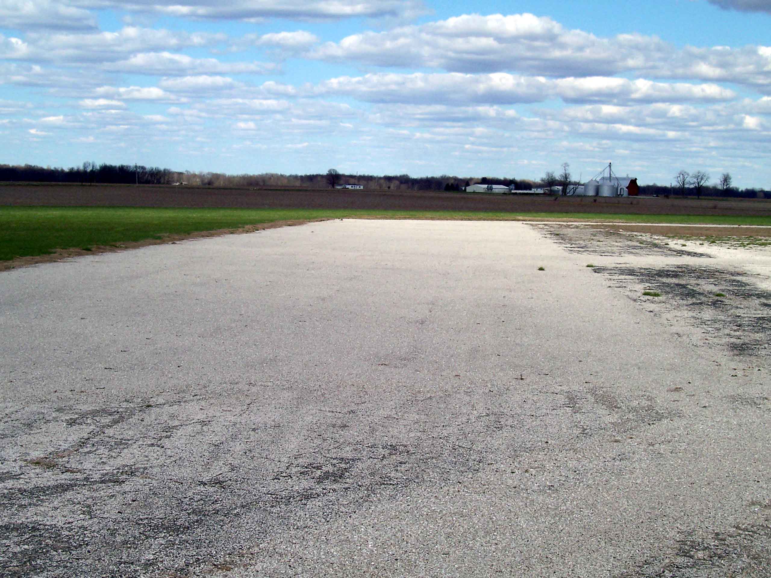 runway.JPG (34585 bytes)