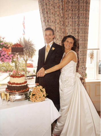 Graham_Jess_cut_cake