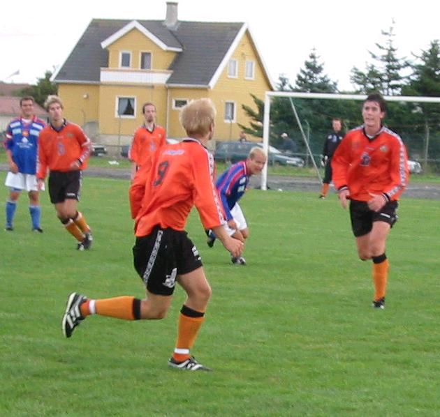 Ballen n�rmer seg Steini