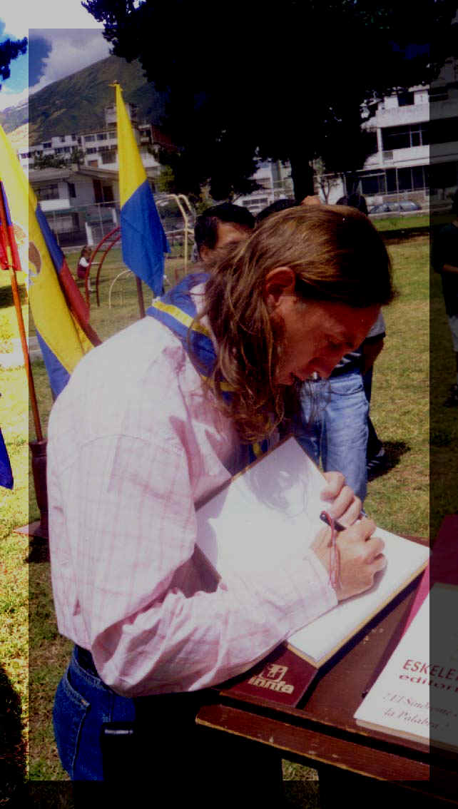 ALEX_FIRMA_LIBRO_DE_ORO.jpg (103282 bytes)