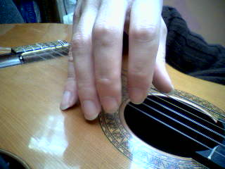 yanl:sere parmak gitara yaslanyor